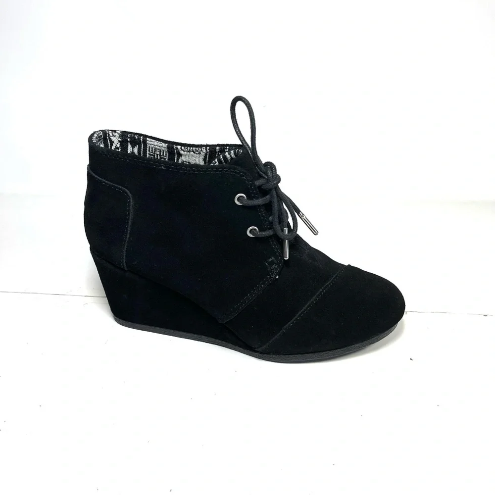 TOMS‎ Kala Women’s Ankle Boots Size 7.5 Black Suede Lace Up Wedge.